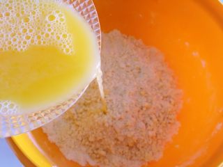 13、迷你芒果挞,倒入蛋黄液，揉成面团