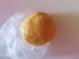 14、迷你芒果挞,将面团装入保鲜膜，放入冰箱冷藏1小时以上