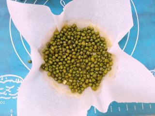 19、迷你芒果挞,在挞皮上放上一张油纸或者锡纸，压上石子或者豆子，烤箱预热190度，烤15分钟，取出豆子后再烤5-8分钟。