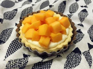 22、迷你芒果挞,铺上芒果粒即可，自己吃馅料可以多放一点。