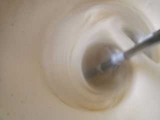 4、椰蓉蛋糕,打到变成细腻蓬松