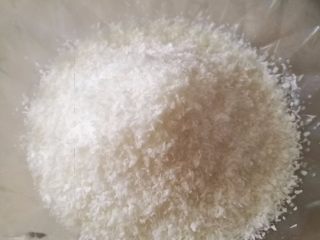 6、椰蓉蛋糕,椰蓉和椰浆称重,倒入打好的鸡蛋内