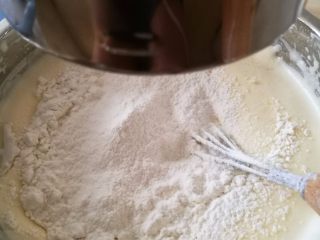 7、椰蓉蛋糕,低筋面粉筛入鸡蛋内