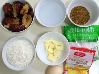1、红枣低脂蛋糕,准备好食材,去掉红枣核备用。