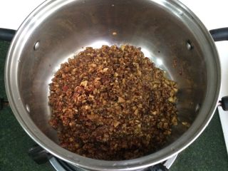 3、红枣低脂蛋糕,把切好的红枣碎末倒入锅内,加入纯净水煮开。