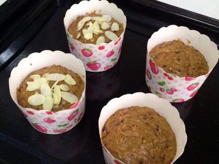 10、红枣低脂蛋糕,倒入纸杯中,七分满即可,也可以在面上撒些杏仁片。