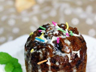 14、红枣低脂蛋糕,淋上些许酸奶果酱都可以,撒点糖珠就很漂亮了。