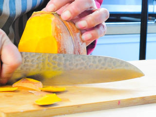 2、南瓜饼,削皮。