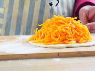 6、南瓜饼,面饼上放上南瓜丝，多放一点，再倒点油在南瓜上。