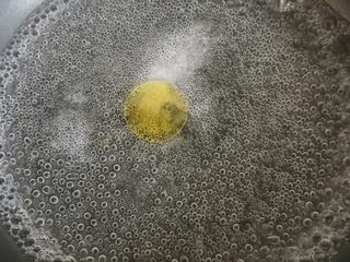 4、蚝汁烧鲍鱼,锅中倒入10g盐5g油烧开