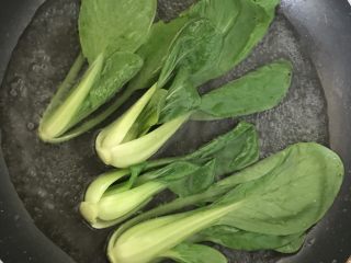 5、蚝汁烧鲍鱼,将清洗好的青菜放入开水焯熟
