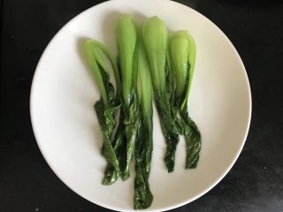 6、蚝汁烧鲍鱼,焯熟捞出备用，做盘底