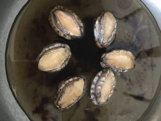 8、蚝汁烧鲍鱼,加料酒40g蚝油30g水150g