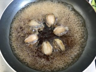 9、蚝汁烧鲍鱼,大火烧开