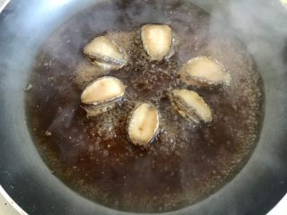 10、蚝汁烧鲍鱼,转小火煨5分钟