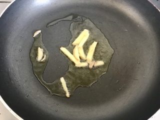 13、蚝汁烧鲍鱼,生姜6g，生姜变黄捞出