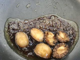 15、蚝汁烧鲍鱼,将鲍鱼放入，中火煮5分钟取出
