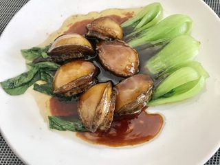 16、蚝汁烧鲍鱼,烧好的鲍鱼放在青菜上，摆盘，浇汁