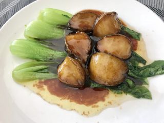 17、蚝汁烧鲍鱼,汤汁不黏稠的话，加点淀粉收汁即可