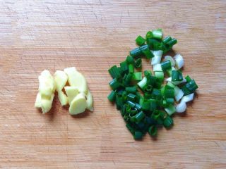 4、地三鲜,姜洗净切片，葱切葱花备用。