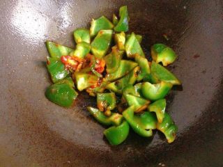 11、地三鲜,然后放入2汤勺番茄酱炒出香味，放入青椒块