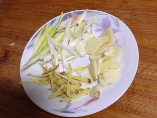 2、麻辣仔鸡,蒜切片、葱、姜切丝,