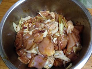 4、麻辣仔鸡,抓匀加盖腌制20分钟
