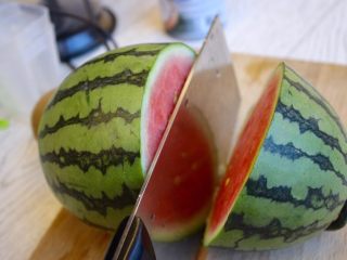 2、健康西瓜冰棍,把西瓜切开