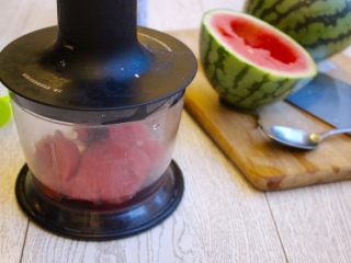 4、健康西瓜冰棍,把它搅拌