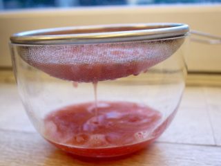 5、健康西瓜冰棍,把西瓜的汁流出来（这样的话，冰棍会更浓）