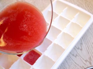 7、健康西瓜冰棍,如果嫌浪费，可以直接喝西瓜汁或者把它冻成冰块