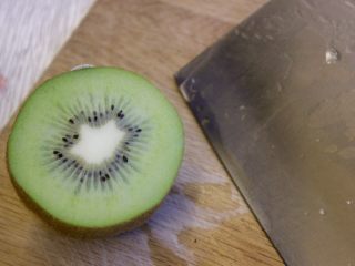 8、健康西瓜冰棍,把一个奇异果切开