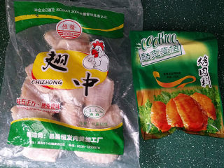 1、奥尔良烤鸡翅 ,备好食材