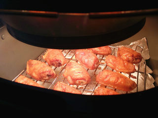 9、奥尔良烤鸡翅 ,加盖继续烤制