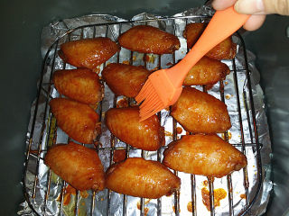 10、奥尔良烤鸡翅 ,过8分钟后再取出、翻面，刷层蜂蜜水
