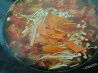 12、番茄金针菇蛋汤,汤煮开后加入金针菇和胡萝卜片