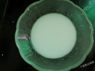 14、番茄金针菇蛋汤,准备半碗水淀粉