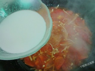 15、番茄金针菇蛋汤,锅里的汤煮沸后，加入水淀粉进行勾芡
