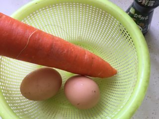 1、鸡蛋胡萝卜丝,准备食材