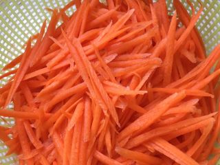 2、鸡蛋胡萝卜丝,胡萝卜切丝