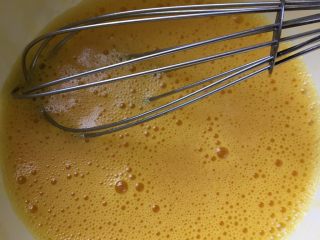 3、鸡蛋胡萝卜丝,鸡蛋加少许料酒打散