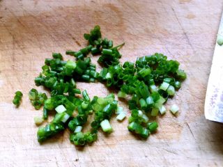 4、鸡蛋胡萝卜丝,葱切段备用