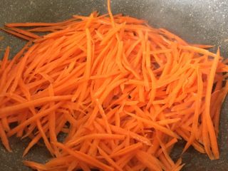 8、鸡蛋胡萝卜丝,放入胡萝卜翻炒至胡萝卜变软