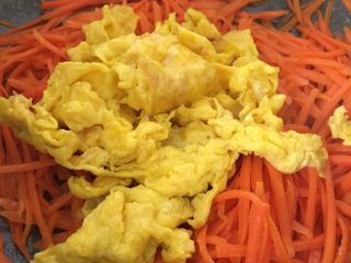 9、鸡蛋胡萝卜丝,加入炒好的鸡蛋翻炒均匀