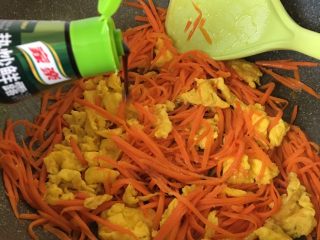 10、鸡蛋胡萝卜丝,加半汤匙生抽和1克盐翻炒均匀