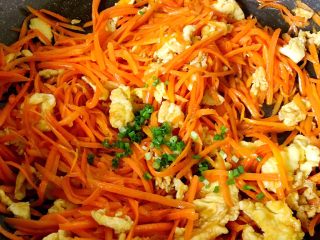 11、鸡蛋胡萝卜丝,散入葱花翻炒均匀出锅