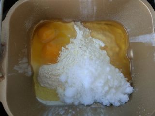 4、原味麦香小面包,在表面加入鸡蛋和玉米油,启动和面程序。