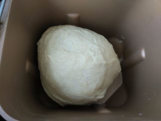 5、原味麦香小面包,完成一个和面程序(约30分钟)后,取出。