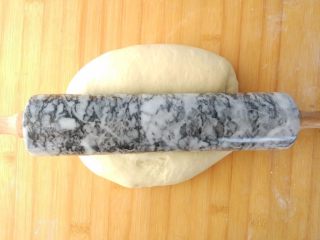 8、原味麦香小面包,取出,排出面团中的气体,静置饧面片刻。