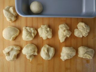 9、原味麦香小面包,制作挤挤面包胚:在厨房秤的辅助下,分成12个每个50克的面团,团成团。